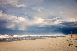 De Noordzee met regenwolken van eric van der eijk