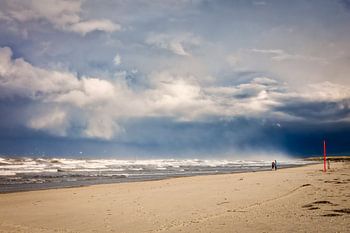 Die Nordsee mit regen Wolken