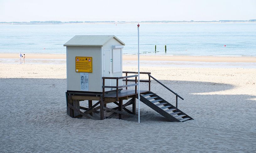 Huisje op het strand bij Vlissingen van Tom Haak