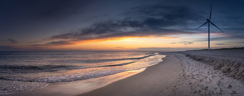 Windturbine op het strand bij zonsondergang van Jonas Weinitschke