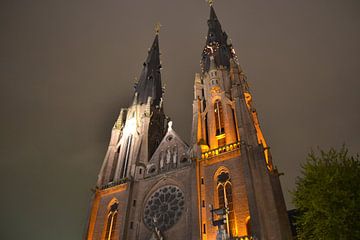 De Catharinakerk in Eindhoven bij nacht van tiny brok