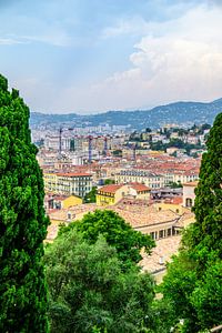 Blick auf Nizza vom Colline du Château an einem Sommertag.