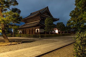 Evening rest at a temple in Kyoto by Marco Leeggangers