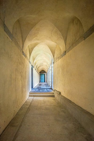 Ein alter Klostereingang in Frankreich von Elly de Vries