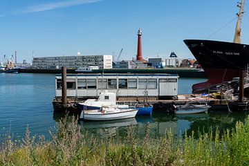 Zicht over haven van IJmuiden met vuurtoren van Niek
