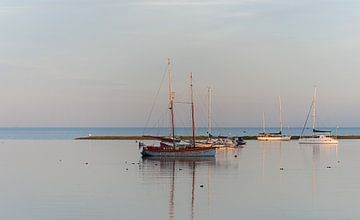rustige zons ondergang voor de boten in de haven. van Hilda van den Burgt
