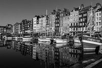 Zwart-wit weerspiegelingen in Honfleur, Frankrijk