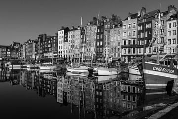 Zwart-wit weerspiegelingen in Honfleur, Frankrijk van Imladris Images