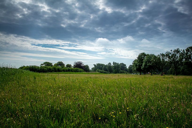 Landschap met bewolkte lucht van Jaap Mulder