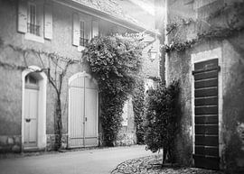 Reizvolle alte Straße in einem französisch-schweizerischen Dorf von Gayane Nakada
