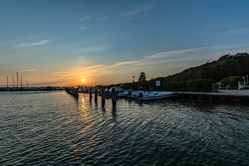 Sonnenuntergang am Hafen Altefähr, Insel Rügen von GH Foto & Artdesign
