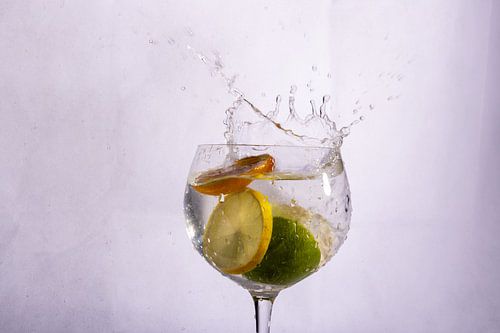 Drei Fruchtstücke in Wasser