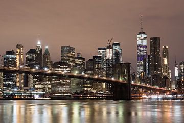 Kieselstrand, Lower Manhattan mit One World Trade Center &amp; Brooklyn Bridge. von Tubray