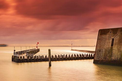 Hollandse wolkenlucht boven de haven van Vlissingen aan de Zeeuwse kust