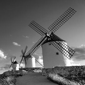 Historische windmolens van Don Quichot, in La Mancha (Spanje). van Carlos Charlez