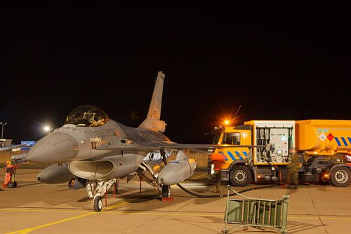 Een F-16 wordt bijgetankt voor een nachtvlucht