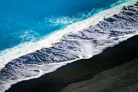 Golven van de Middellandse Zee die tegen een zwart kiezelstrand beuken van Sjoerd van der Wal Fotografie