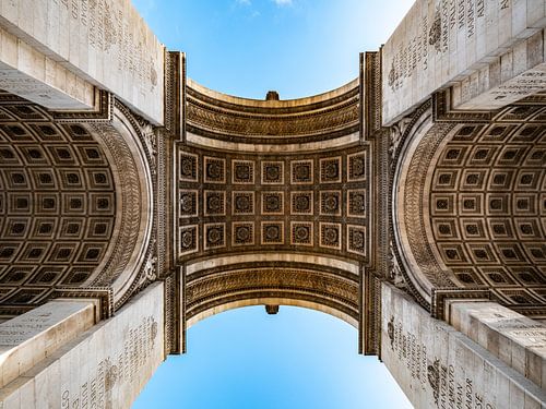 Arc de Triomphe in Parijs vanaf de onderkant
