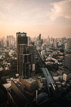 Bangkok metropool - zonsondergang over wolkenkrabbers van NZME Photography