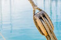 Katrol met touwen van een klassieke zeilboot en blauw zeewater van Alex Winter thumbnail