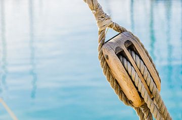Umlenkrolle mit Seilen eines klassischen Segelbootes und blauem Meerwasser von Alex Winter