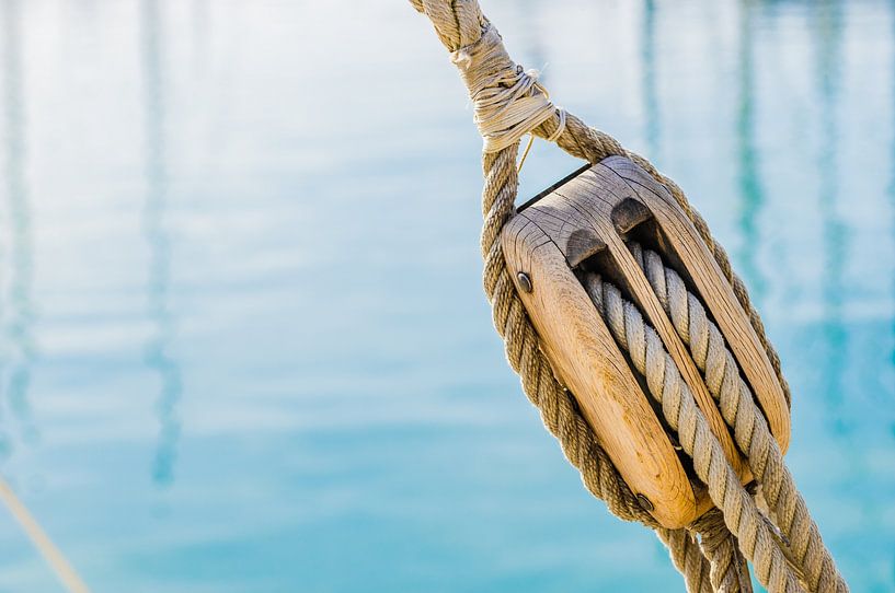 Katrol met touwen van een klassieke zeilboot en blauw zeewater van Alex Winter