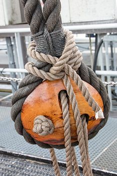 Katrol op een boot met prachtig touwwerk. Pulley on a boat with beautiful rope work.