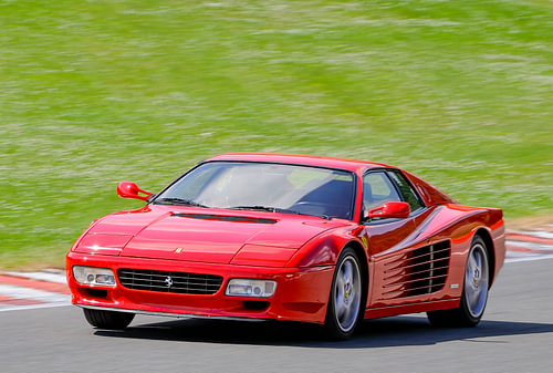 Une Ferrari 512 TR Testarossa sur le circuit de Spa