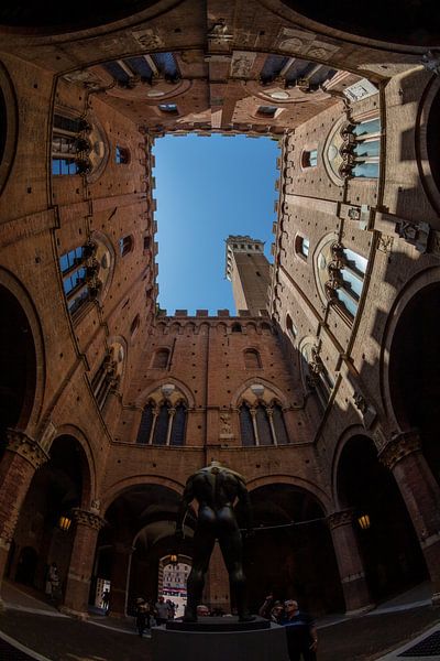 Innenhof Palazzo Pubblico in Siena, Italien von Joost Adriaanse