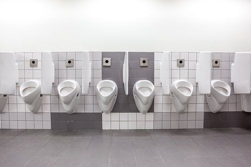 Urinoirs bij de mannen toilet