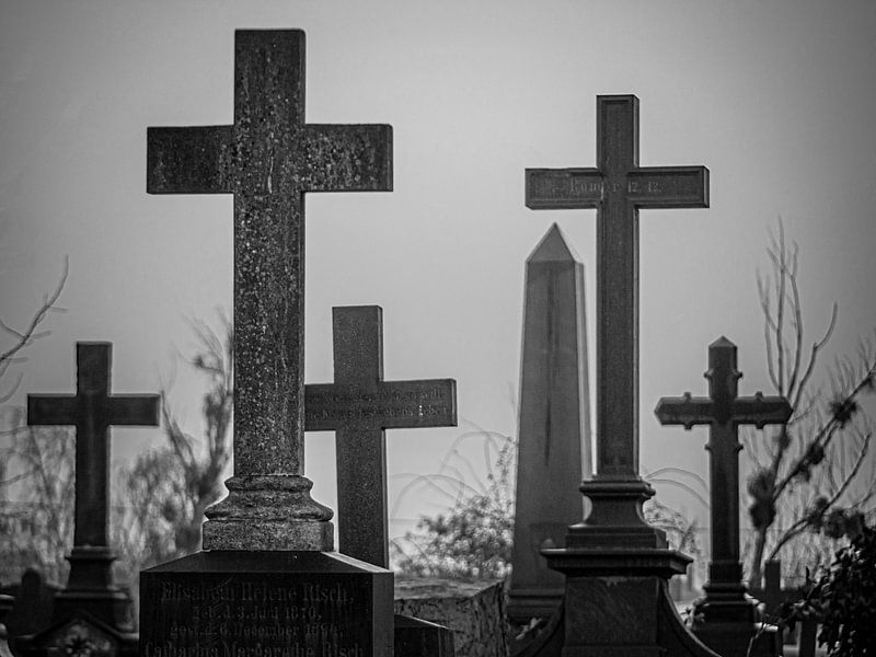 Croix dans le cimetière par Jörg B. Schubert