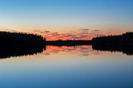 Silhouette reflectie meer in Finland van Leon Brouwer thumbnail