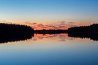 Silhouette reflectie meer in Finland