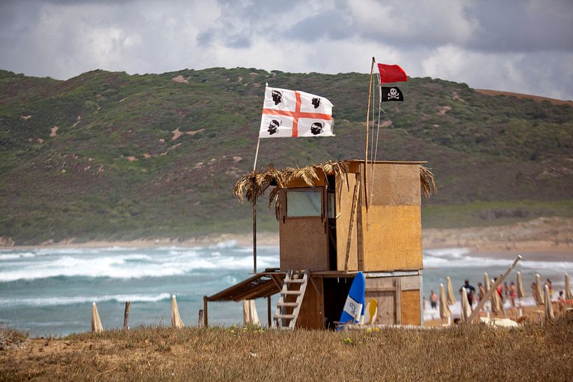 Piratenflagge auf Sardinien von Kees van Dun