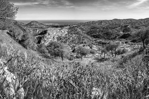 Landschap met bergdorp in Andalusië in zwart-wit