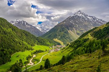 Village de Vent dans les Alpes tyroliennes en Autriche au printemps sur Sjoerd van der Wal Photographie