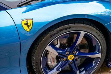 Voiture de sport Ferrari SF90 avec jante bleu clair sur Sjoerd van der Wal Photographie