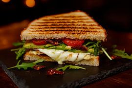 Knuspriges Sandwich mit frischen Zutaten von Poster Art Shop