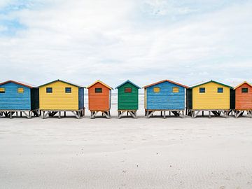 Bunte Strandhäuser am Strand | Muizenberg | Südafrika von Stories by Pien