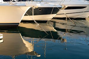 Boote und deren Spiegelung im Abendlicht