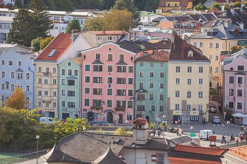 Bunte Häuserzeile Innhäuser in der Mariahilfstraße am Fluss I