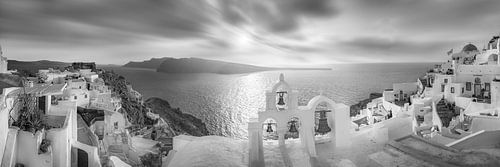 Santorini panorama met zeezicht in zwart en wit .