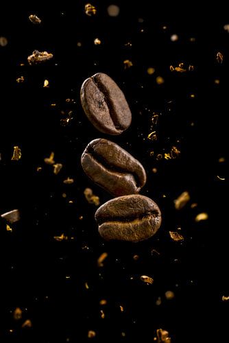 Grains de café flottants, floating coffee beans sur Corrine Ponsen