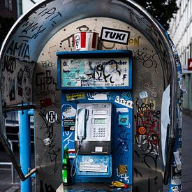 Ouderwetse vies gemaakte telefooncel in Berlijn van Quinten
