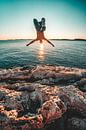 Man maakt salto van klif in Kroatie van Martijn Van Weeghel thumbnail