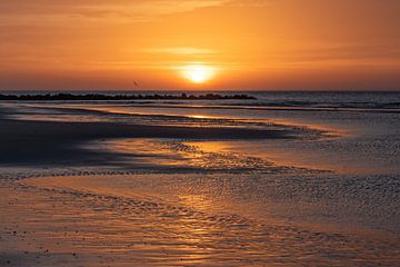 Sonnenuntergang vom Strand aus aufTexel von Marjolijn van den Berg