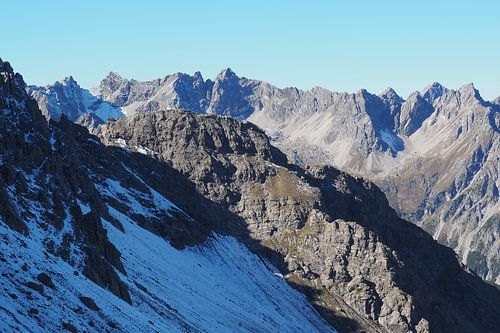 Kracht van Tirol, waar alpine uitgestrektheid, rotsformaties en glooiende bergweiden een krachtig, harmonieus landschap vormen.