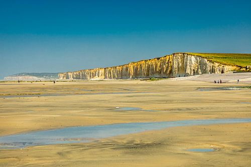 Avondwandeling op het strand in het mooie Normandië bij Saint-Aubin-Sur-Mer - Frankrijk