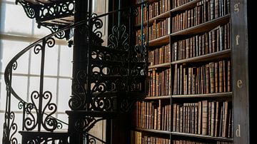 Treppe in der Bibliothek des Trinity College von Terry De roode