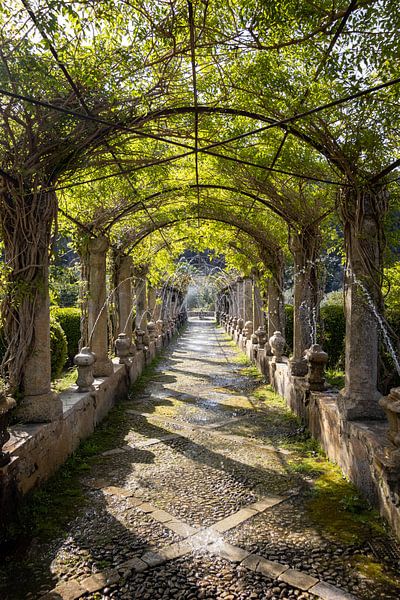 Jardins d'Alfàbia boog met waterfontein en planten | Reisfotografie van Kelsey van den Bosch